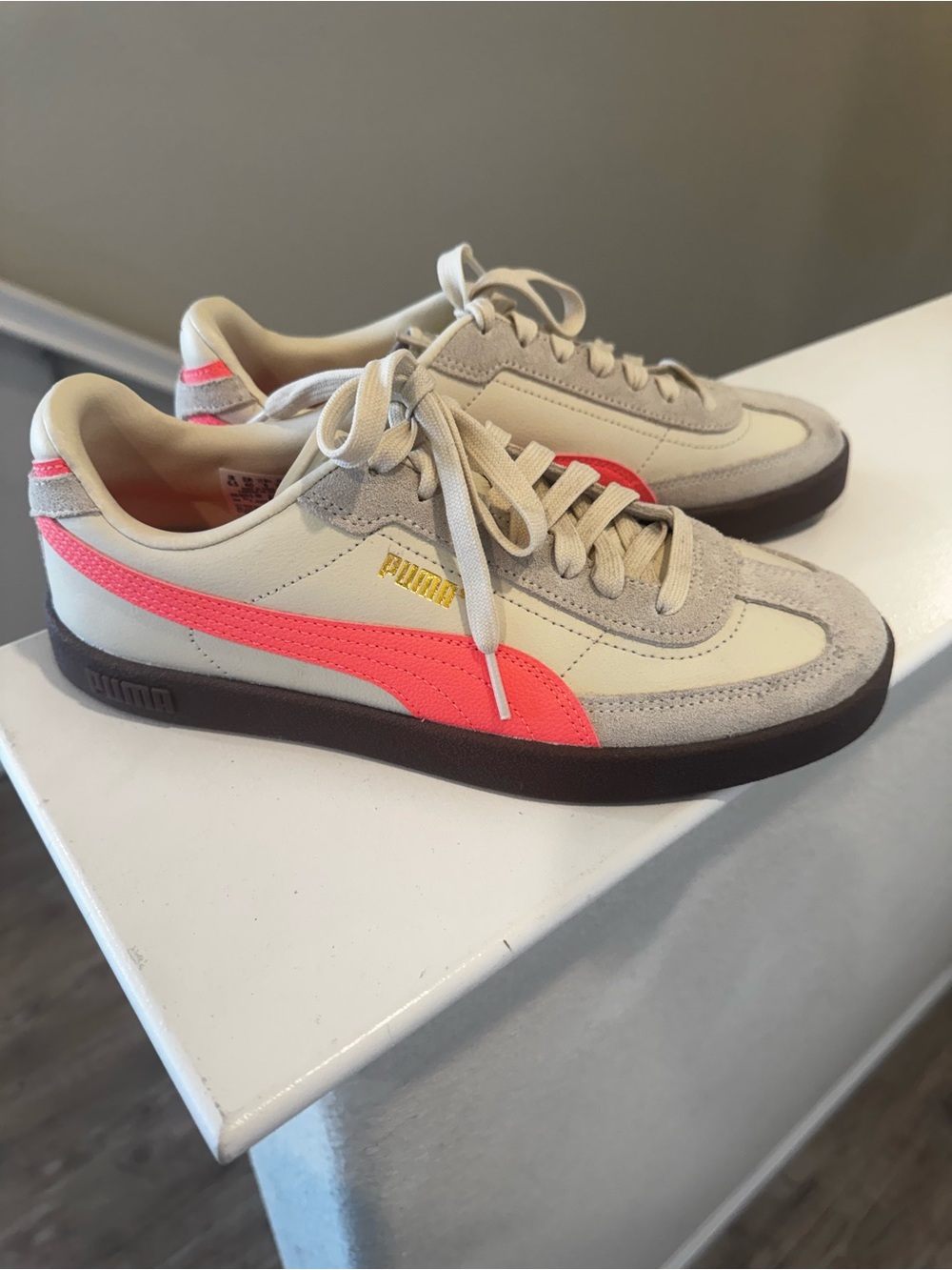 Puma womens 9 Beige Sneakers with Coral Pink Formstrip